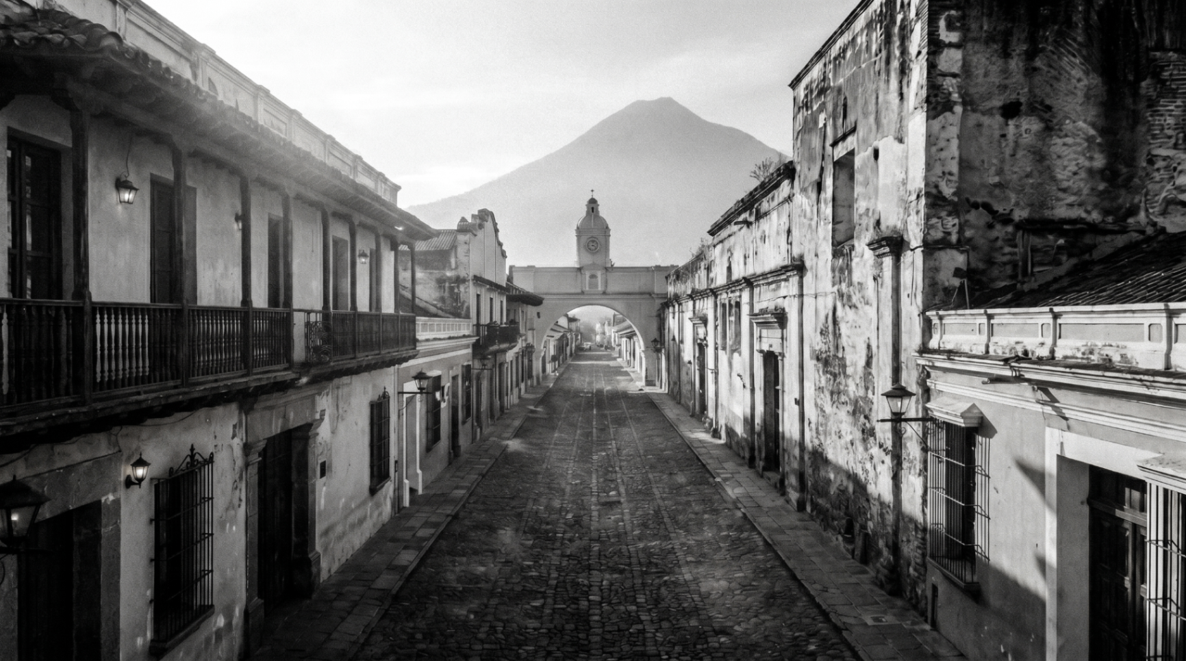 Calle empedrada de Antigua, Guatemala con el Arco de Santa Catalina
