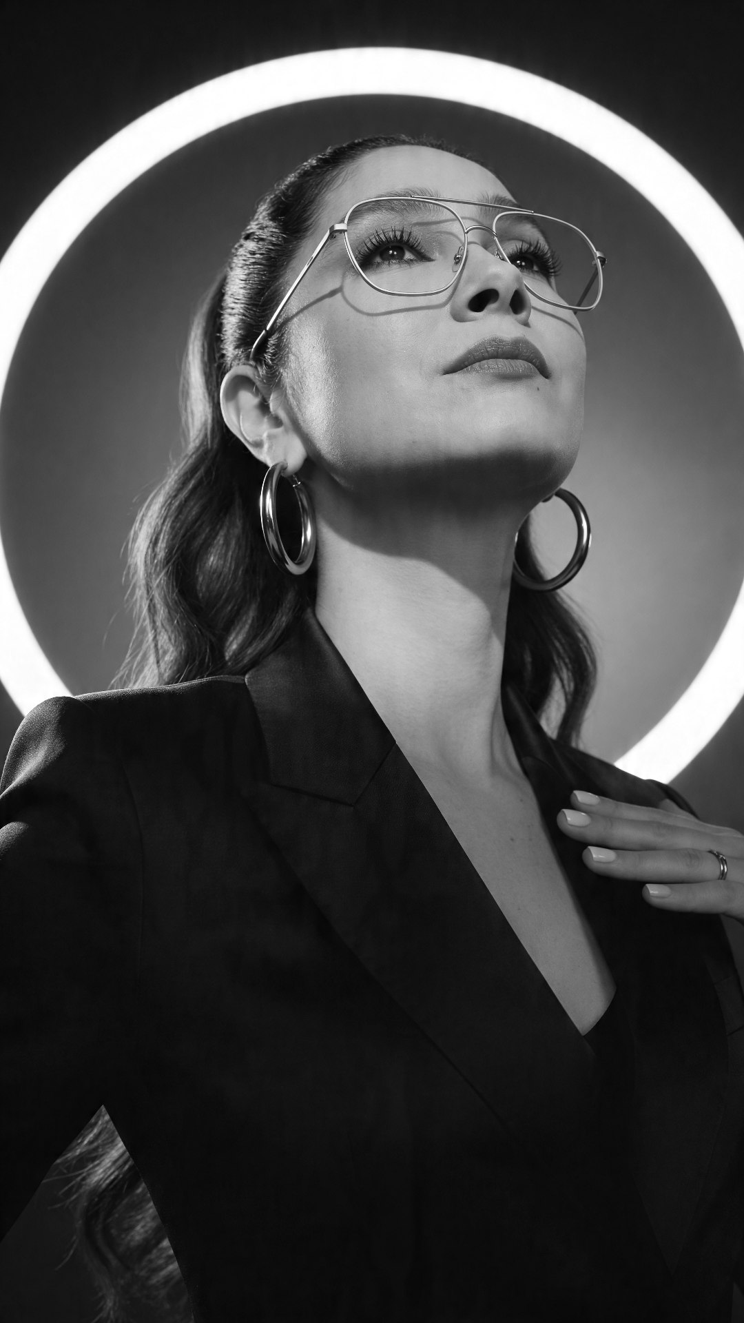 Retrato cinematográfico en blanco y negro de Sheyla Downing, Directora Creativa de 787 Media